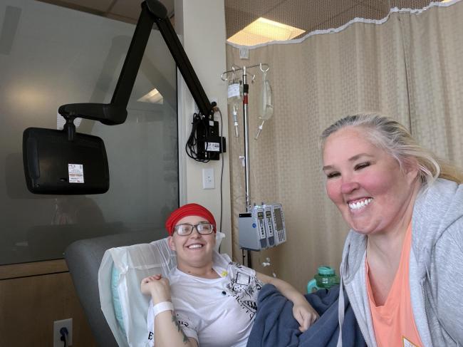 Mama June Shannon se toma una selfie en el hospital con Anna Marie 