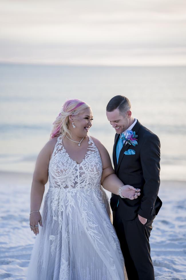 La pareja dice que pagaron solo $13,000 por su boda “extravagante” en Florida.