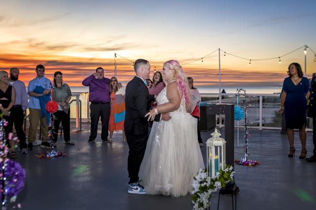 Antes de intercambiar votos frente a sus seres queridos, la pareja se casó en una ceremonia secreta en un juzgado en 2022.