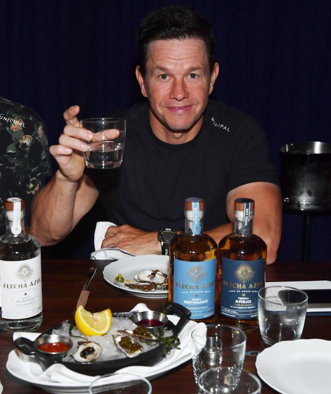 Wahlberg bebe su tequila solo porque es mas saludable que los cocteles o el vino