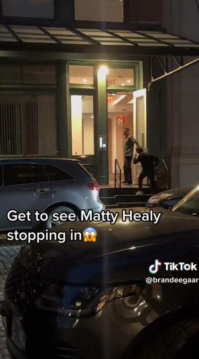 Matty Healy fue visto dirigiéndose al apartamento de Taylor Swift en Nueva York el jueves por la noche.
