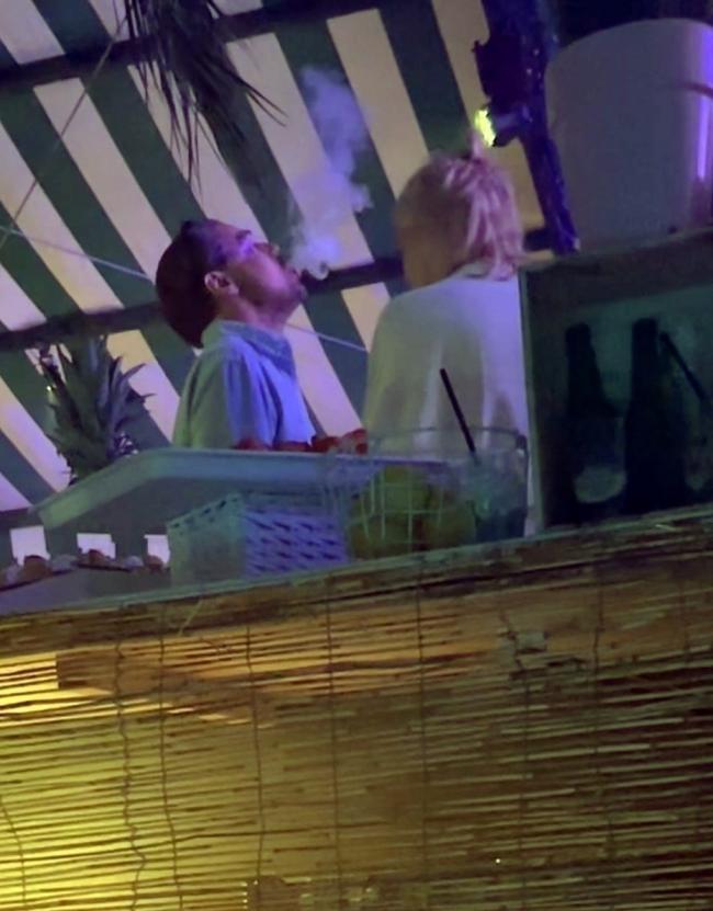 DiCaprio también fue visto fumando un cigarrillo mientras bailaba.