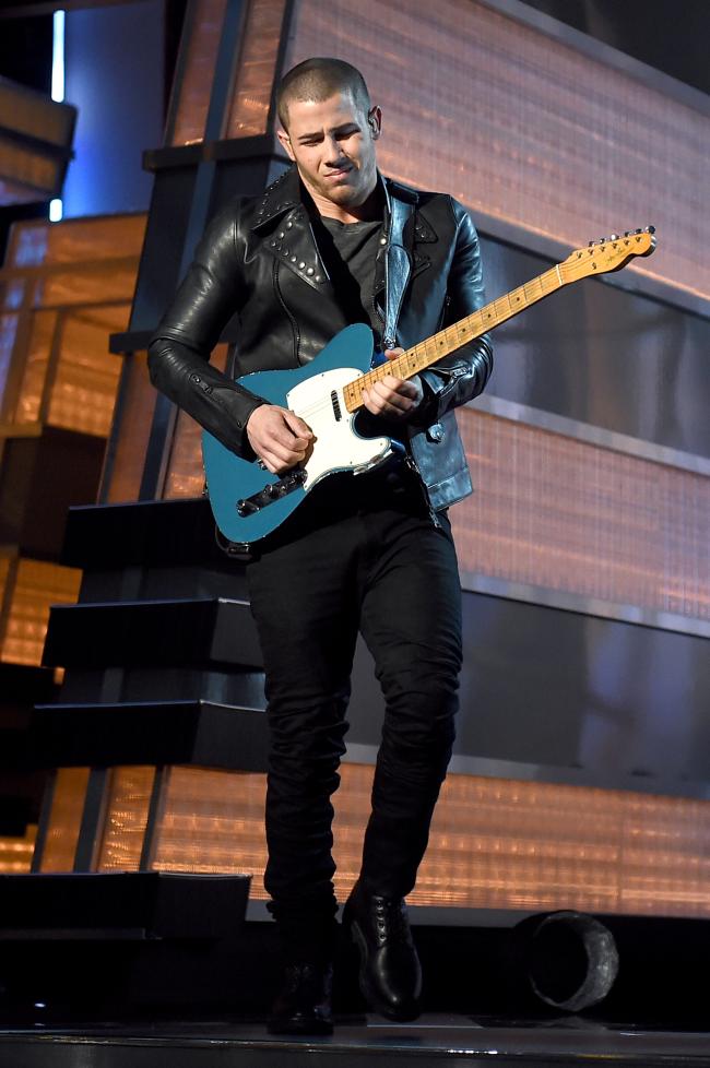 En ese momento, Jonas se unió a la estrella del country en el escenario para interpretar su canción 