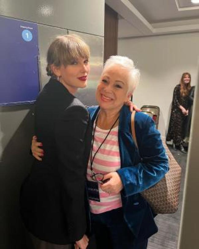 Taylor Swift con la madre de Matty Healy Denise Welch en el backstage