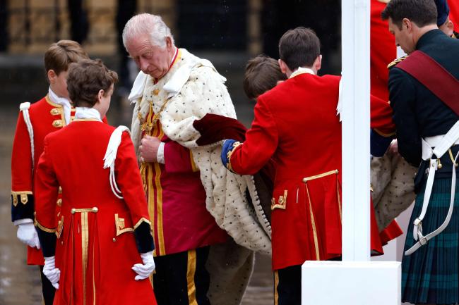 El rey Carlos se saltó los calzones tradicionales y las sedas para su coronación, y en su lugar optó por una túnica nueva especial y sus propios pantalones.