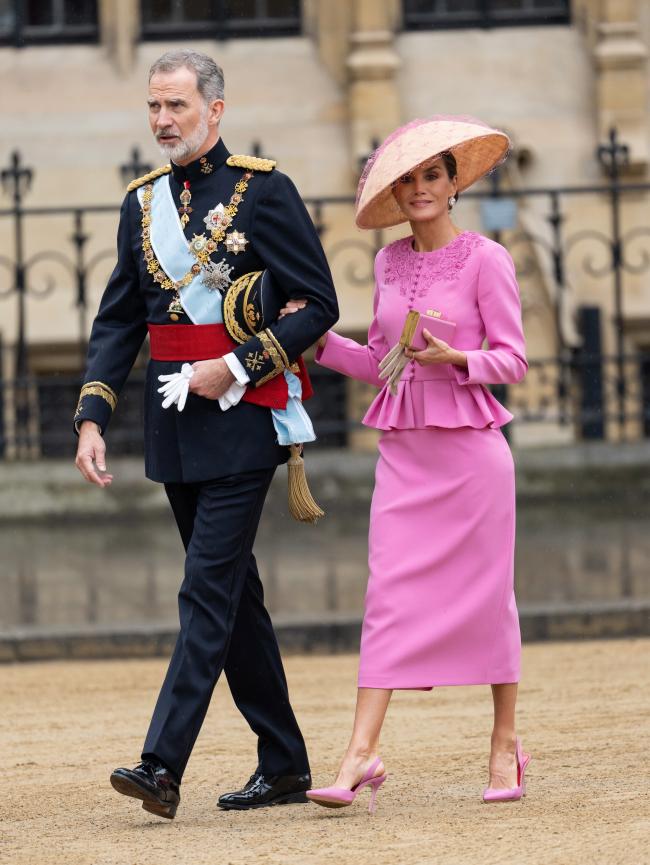 El Rey Felipe de España y la Reina Letizia de España lucieron figuras sofisticadas en la ceremonia.