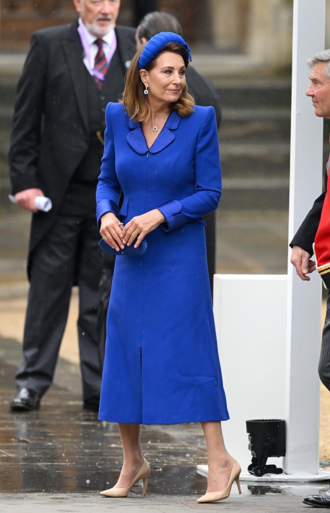 La madre de Kate Middleton, Carole Middleton, vistió de azul.