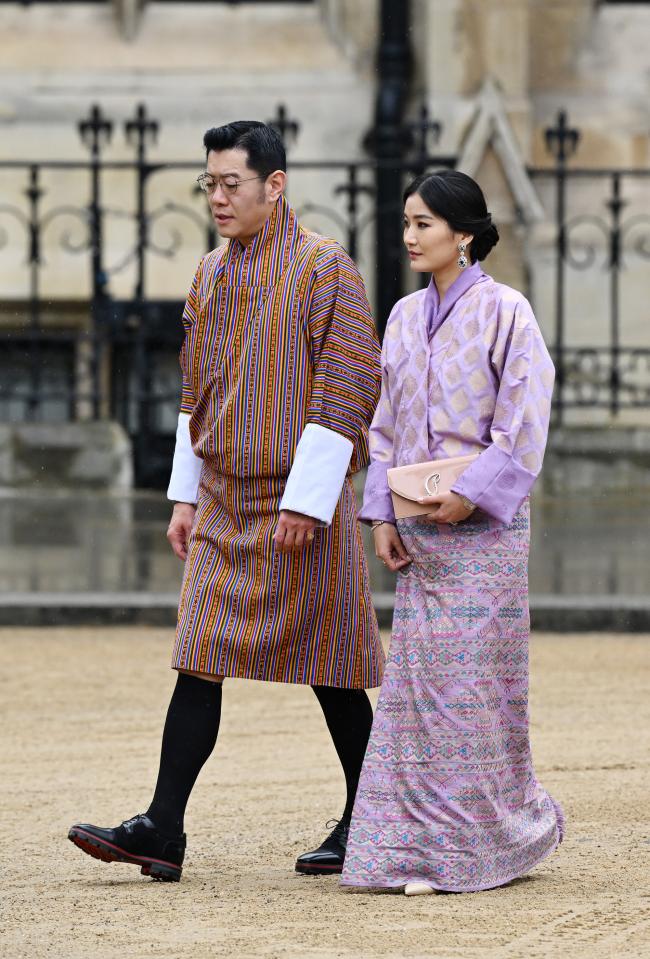 El rey Jigme Khesar Namgyel Wangchuck y la reina Jetsun Pema de Buhtan vestían de púrpura.
