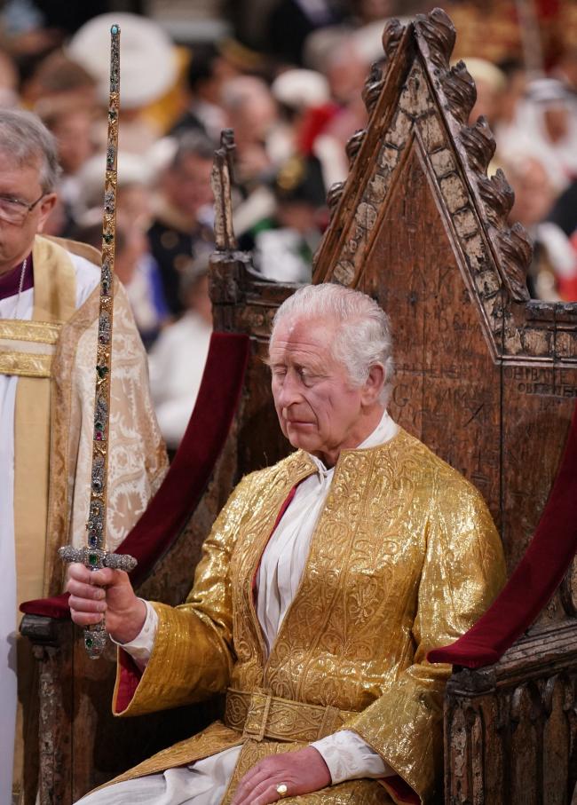 El Rey Carlos III de Gran Bretaña sostiene la Espada del Estado durante la Ceremonia de Coronación dentro de la Abadía de Westminster en el centro de Londres el 6 de mayo de 2023.
