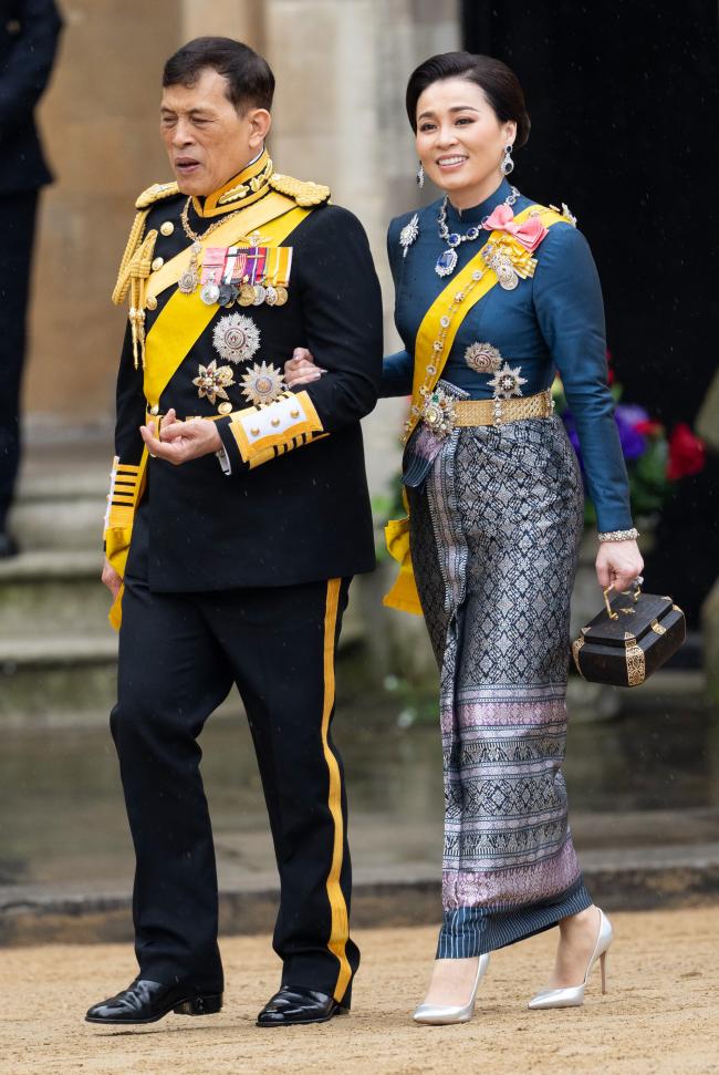 El rey Vajiralongkorn y la reina Suthida vestían atuendos militares.