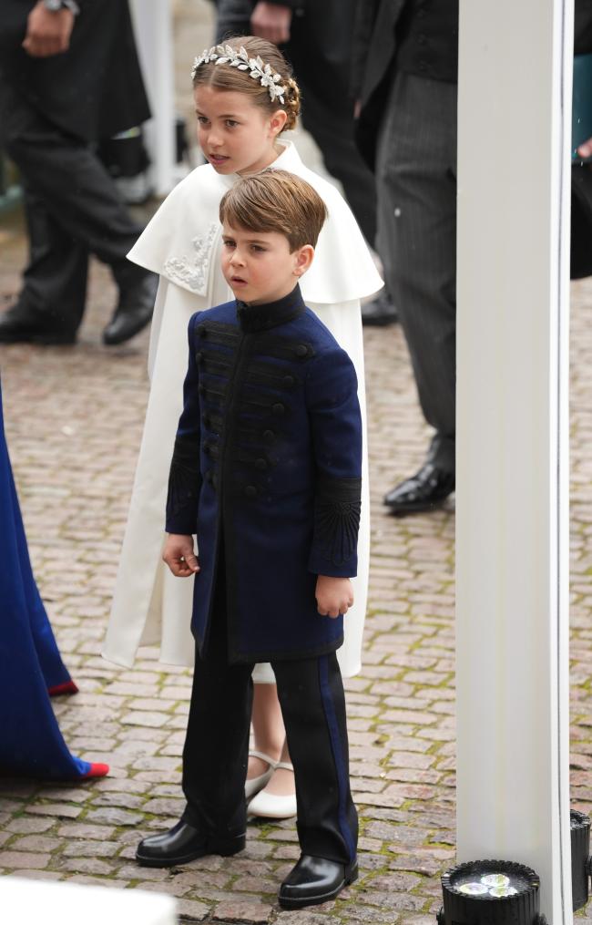 El príncipe Louis llegó con su hermana, la princesa Charlotte, y sus padres, el príncipe William y Kate Middleton.