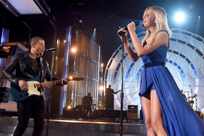 Nick Jonas y Kelsea Ballerini se presentan en el escenario durante la 51ª edición de los Premios de la Academia de Música Country el 3 de abril de 2016 en Las Vegas, Nevada.
