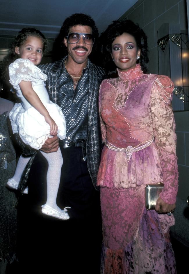 Los ex Brenda y Lionel Richie adoptaron a Nicole cuando tenía 9 años.