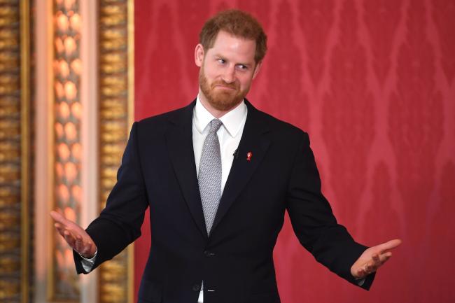 Los fanaticos no deben esperar ver al Principe Harry de pie junto a su padre en el balcon del Palacio de Buckingham el sabado