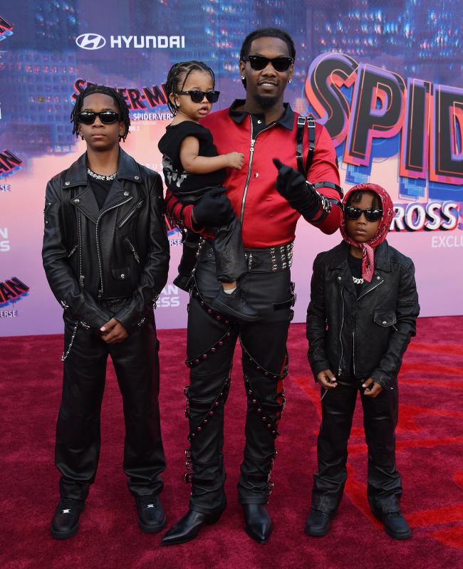 Offset y sus hijos mostraron sus conjuntos negros y rojos en la alfombra.