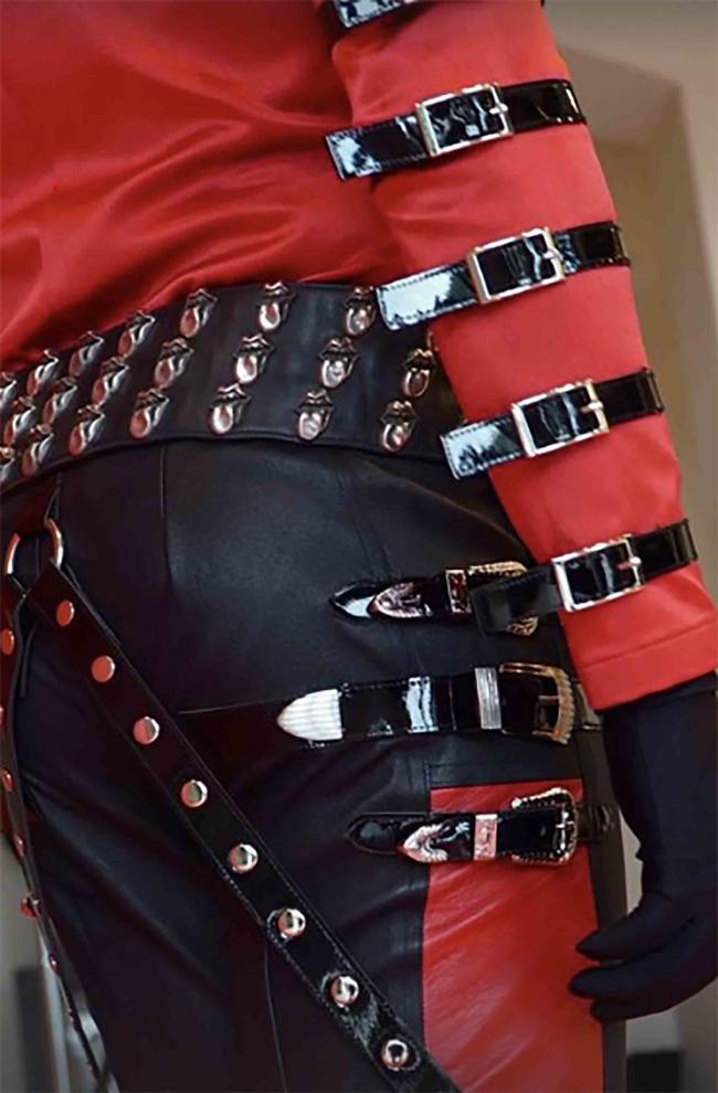 El rapero de Migos compartió detalles de su atuendo en su historia de Instagram, mostrando un cinturón con tachuelas en forma de boca y lengua.