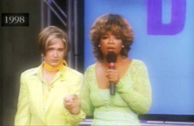 Si bien Winfrey lució por primera vez la peluca de Tina en su programa, también comenzó a usarla en casa.