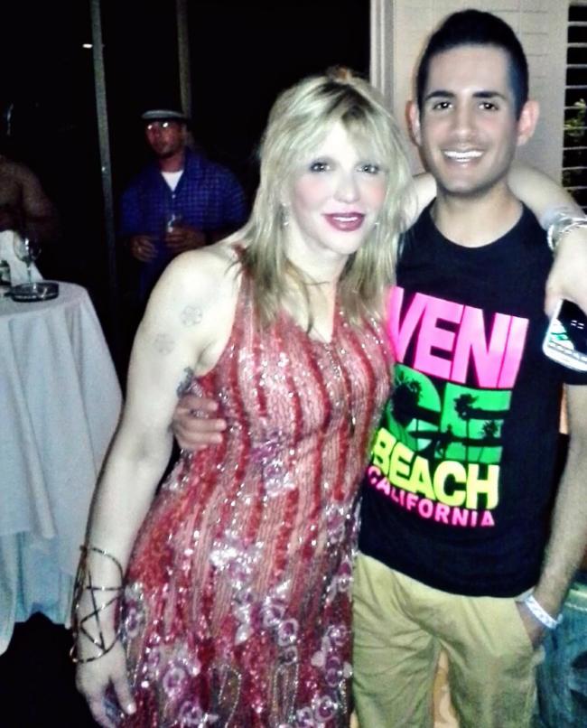 El periodista Frank Elaridi afirma que Courtney Love una vez lo manoseó sin su consentimiento.