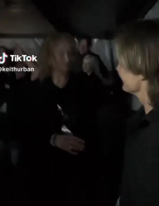 Urban publicó un video alegre cantando y bailando con su esposa Nicole Kidman.