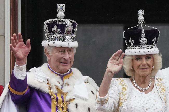 Carlos y la reina Camila saludaron desde el balcón con la realeza trabajadora a su lado.