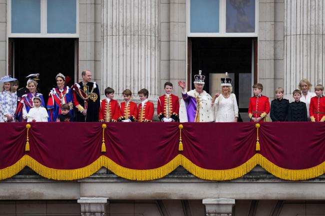 El Príncipe William, Kate Middleton y sus tres hijos se unieron al Rey y la Reina para la aparición.