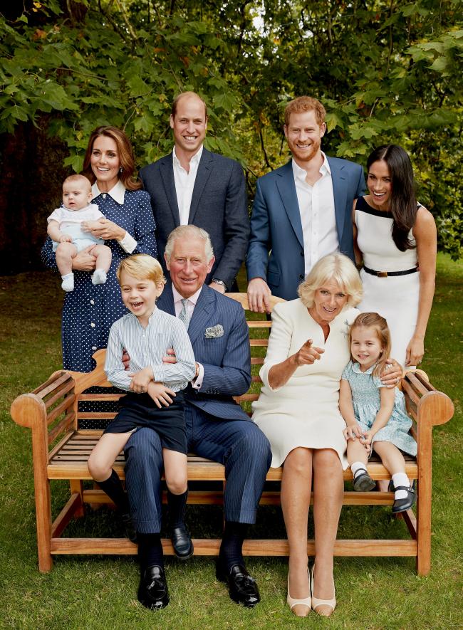 Esta es la imagen que el rey Carlos puso en el folleto oficial que muestra a Meghan y Harry con William Kate y sus hijos celebrando su 70 cumpleanos