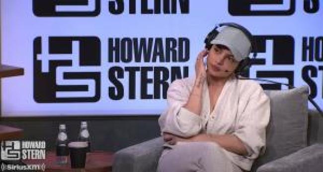Priyanka Chopra con un atuendo casual en The Howard Stern Show