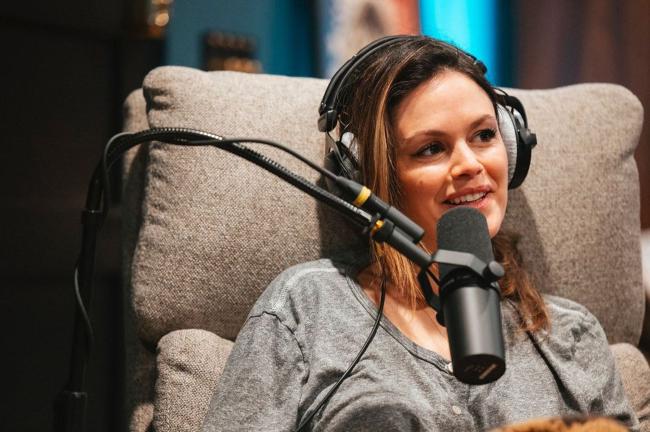 Rachel Bilson revelo sus posiciones sexuales favoritas durante un nuevo episodio de podcast