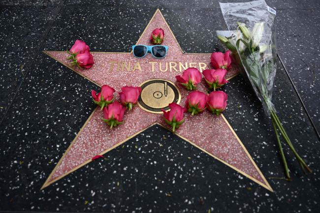Celebridades y fanáticos conmemoraron la muerte de Turner con tributos, incluidas flores en su estrella en el Paseo de la Fama de Hollywood.