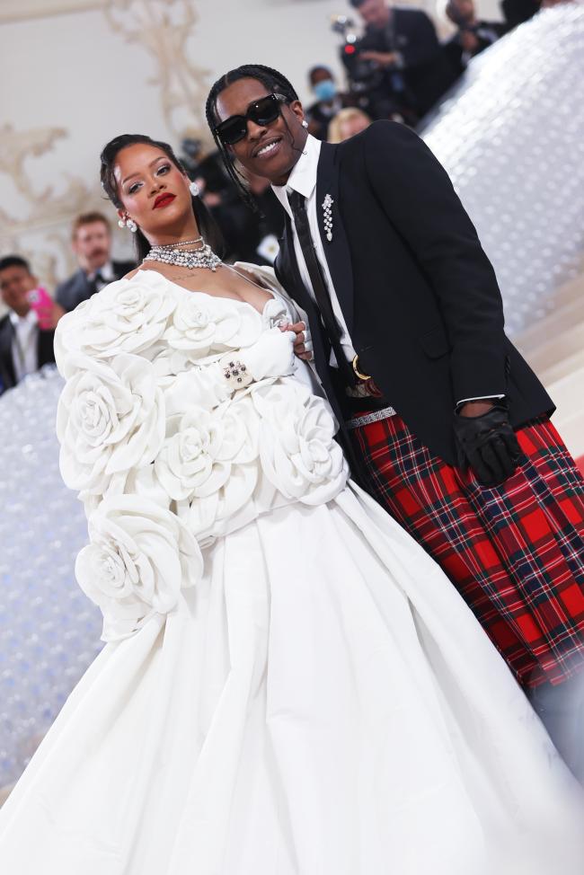 La cantante de Diamonds uso un vestido blanco de Valentino para la Met Gala mientras que su novio uso un look de Gucci