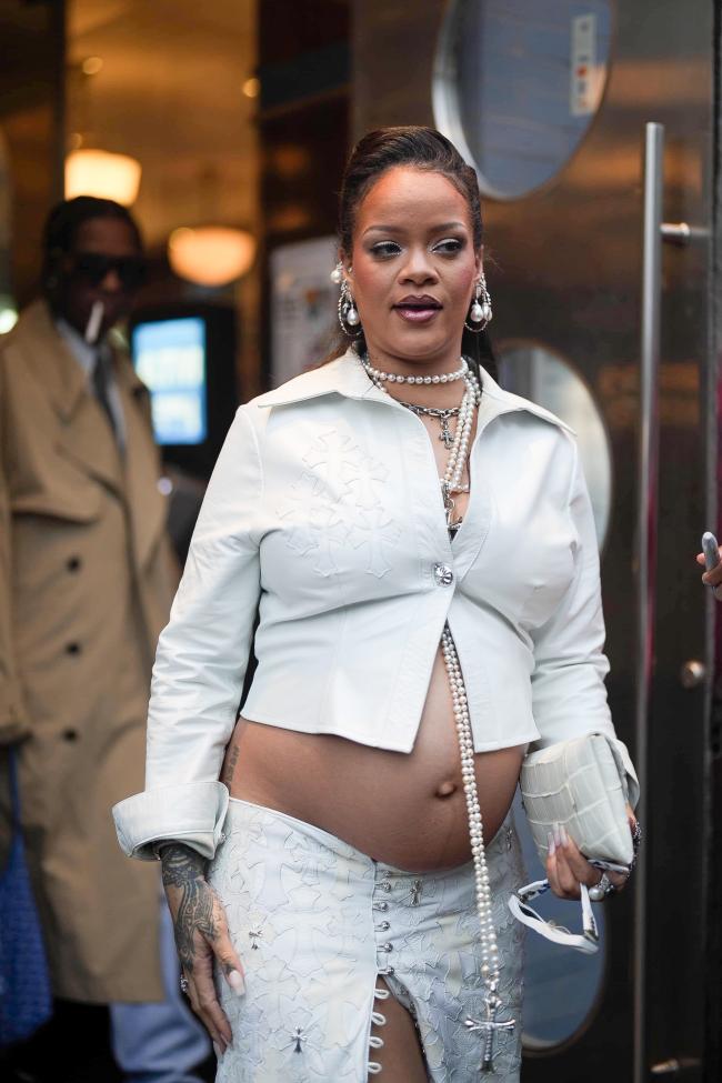 Rihanna ha continuado con su estilo sexy de maternidad en su segundo embarazo, mostrando su barriga en varios tops cortos.