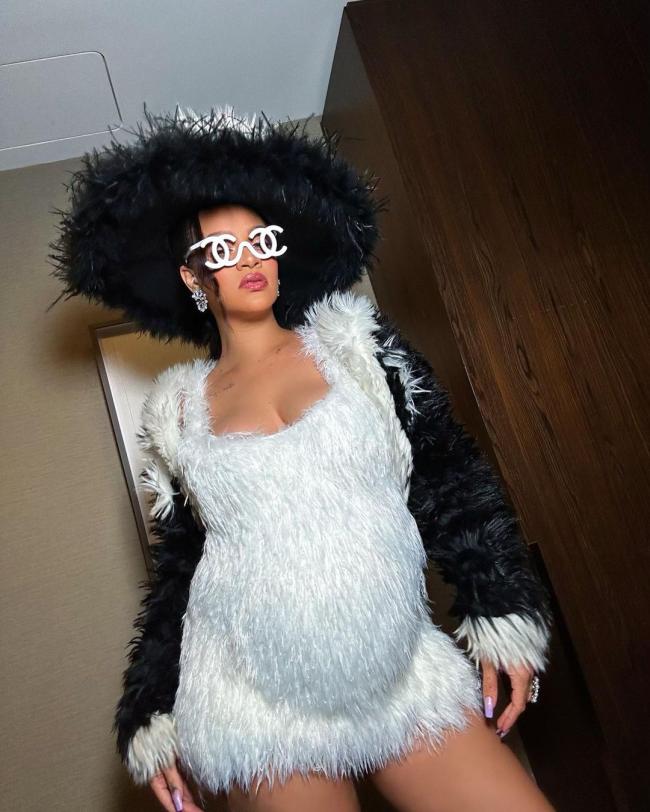 La estrella del pop publico una imagen de si misma con un look vintage de Chanel este fin de semana