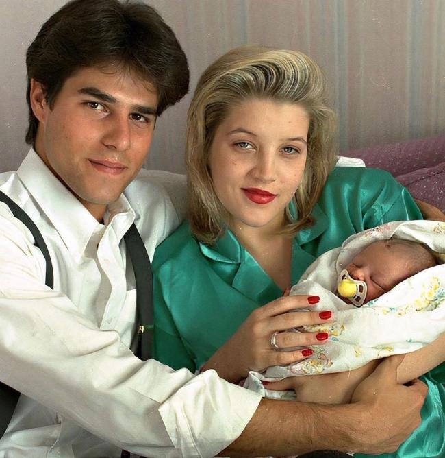 Lisa Marie Presley cargando a la bebé Riley con su entonces esposo
