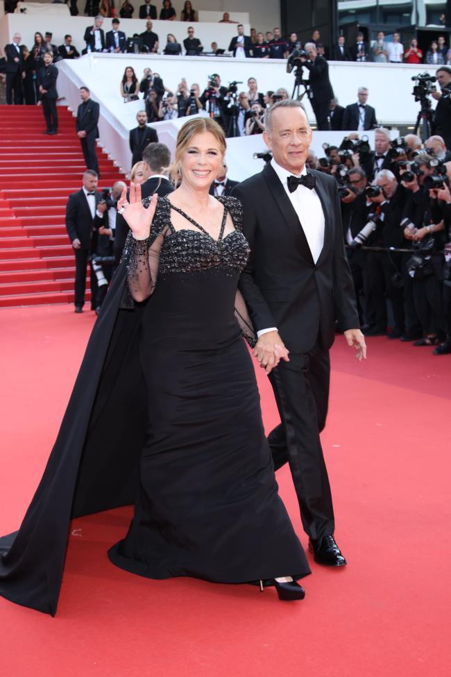Rita Wilson reveló la verdad detrás del intercambio aparentemente breve entre ella y Tom Hanks con un hombre en la alfombra roja del Festival de Cine de Cannes.