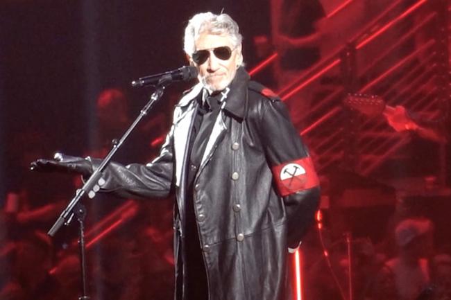 Roger Waters ha sido criticado por usar un atuendo parecido al uniforme de un oficial nazi de las SS durante un concierto en Alemania.