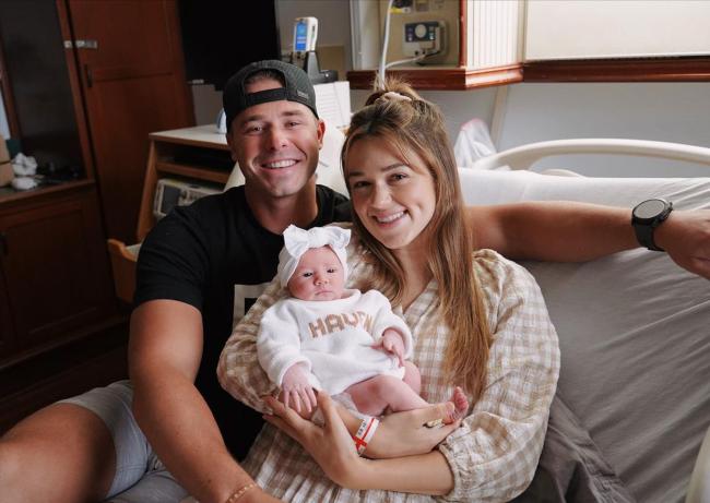 Sadie Robertson y Christian Huff con su bebé.