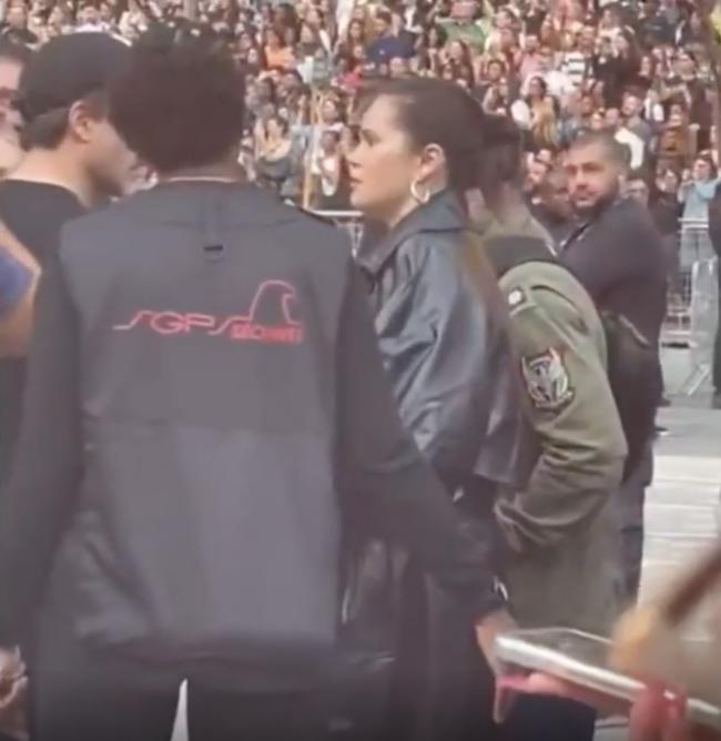 Selena Gomez le gritó a un guardia de seguridad durante la gira 