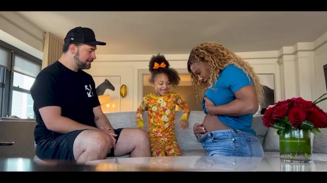 Ella y su esposo Alexis Ohanian compartieron un video de la dulce reacción de la pequeña.