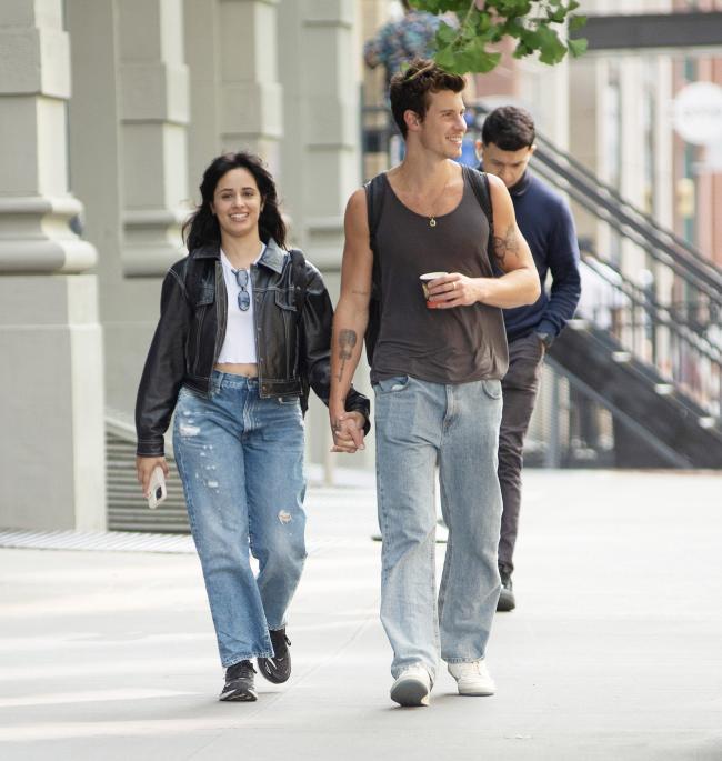 Shawn Mendes y Camilla Cabello tomados de la mano en la ciudad de Nueva York.