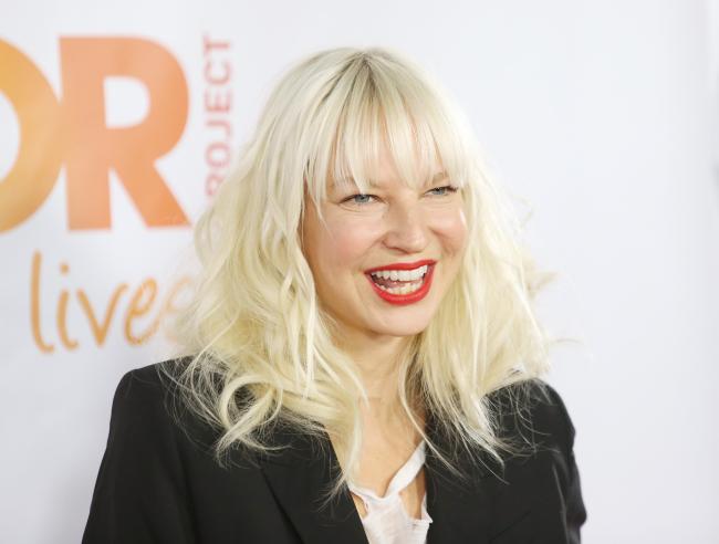 Anteriormente, Sia fue criticada por interpretar a la neurotípica Maddie Ziegler como una niña autista en su película 