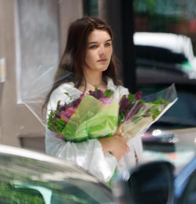 La adolescente se parecía a la gemela de Katie Holmes mientras cargaba dos ramos de flores por el SoHo.