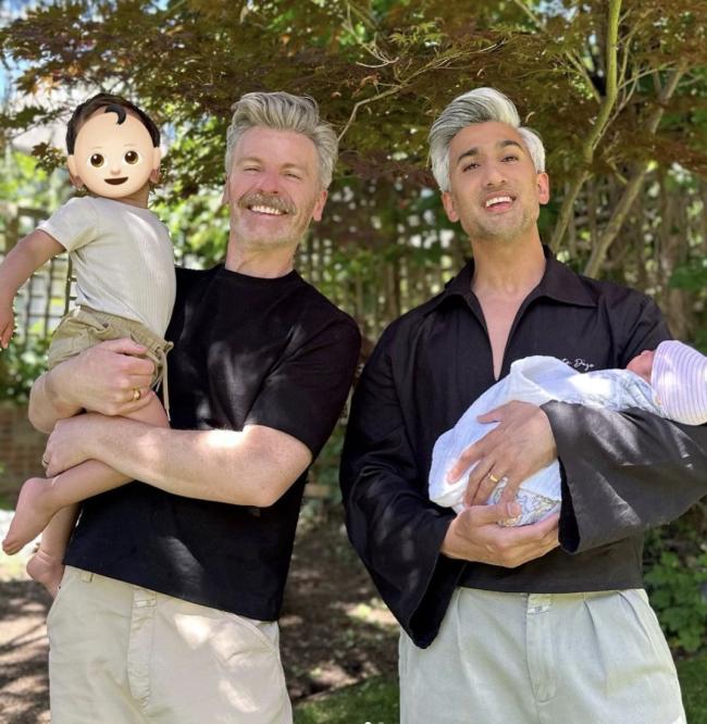 Sonriendo de oreja a oreja, se puede ver a Rob sosteniendo al primer hijo de la pareja, Ismail, mientras que Tan sostiene a su hijo recién nacido, Isaac.