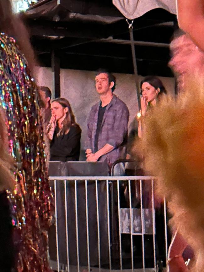 Taylor Swift y Matty Healy fueron vistos en el asiento trasero de un automóvil después del espectáculo de la cantante en Nashville durante el fin de semana.