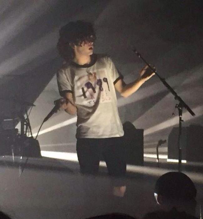 Healy uso una camiseta de 1989 en el escenario en 2014