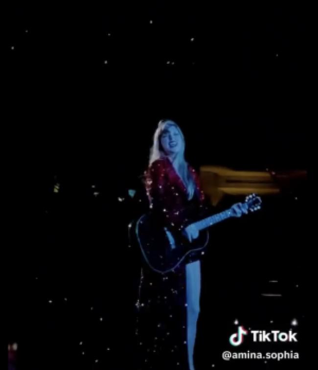 Taylor Swift tocando en Filadelfia