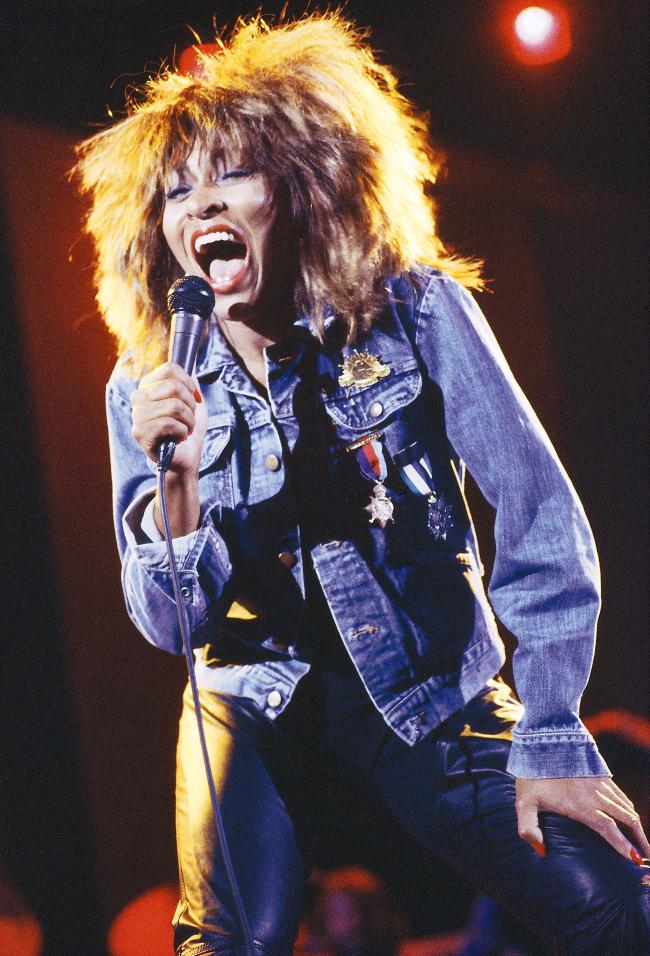 Tina Turner sube al escenario en 1982.