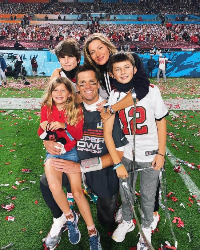Tom Brady y Gisele Bundchen con sus hijos en el campo de fútbol