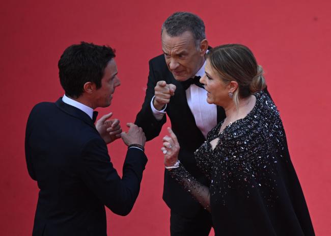 Tom Hanks y su esposa Rita Wilson regañando a un hombre.