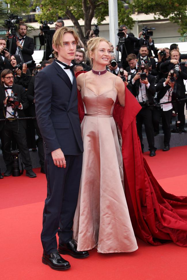 Mientras que el aspirante a actor vestía un esmoquin azul marino, Thurman lucía majestuoso con un vestido de fiesta de Dior, una capa roja y joyas de Chopard.