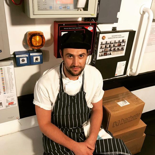 Según los informes, Jack Bissell, quien anteriormente trabajó como chef, se abrió paso a patadas por la puerta principal de la propiedad en Londres de la estrella de 